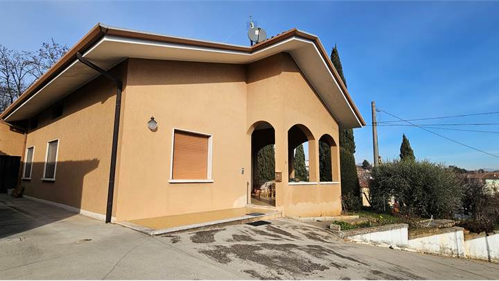 Casa singola con giardino privato, porticato e vista parco – Bedizzole