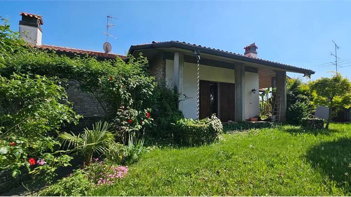 PREVALLE, VILLA SINGOLA CON PISCINA